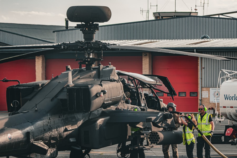 Technical team junto a un helicóptero